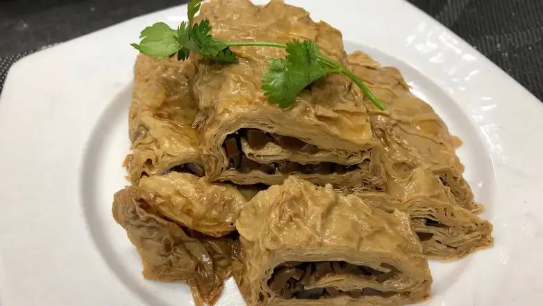 28. Tofu Rolls with Black Mushroom 美味素鵝